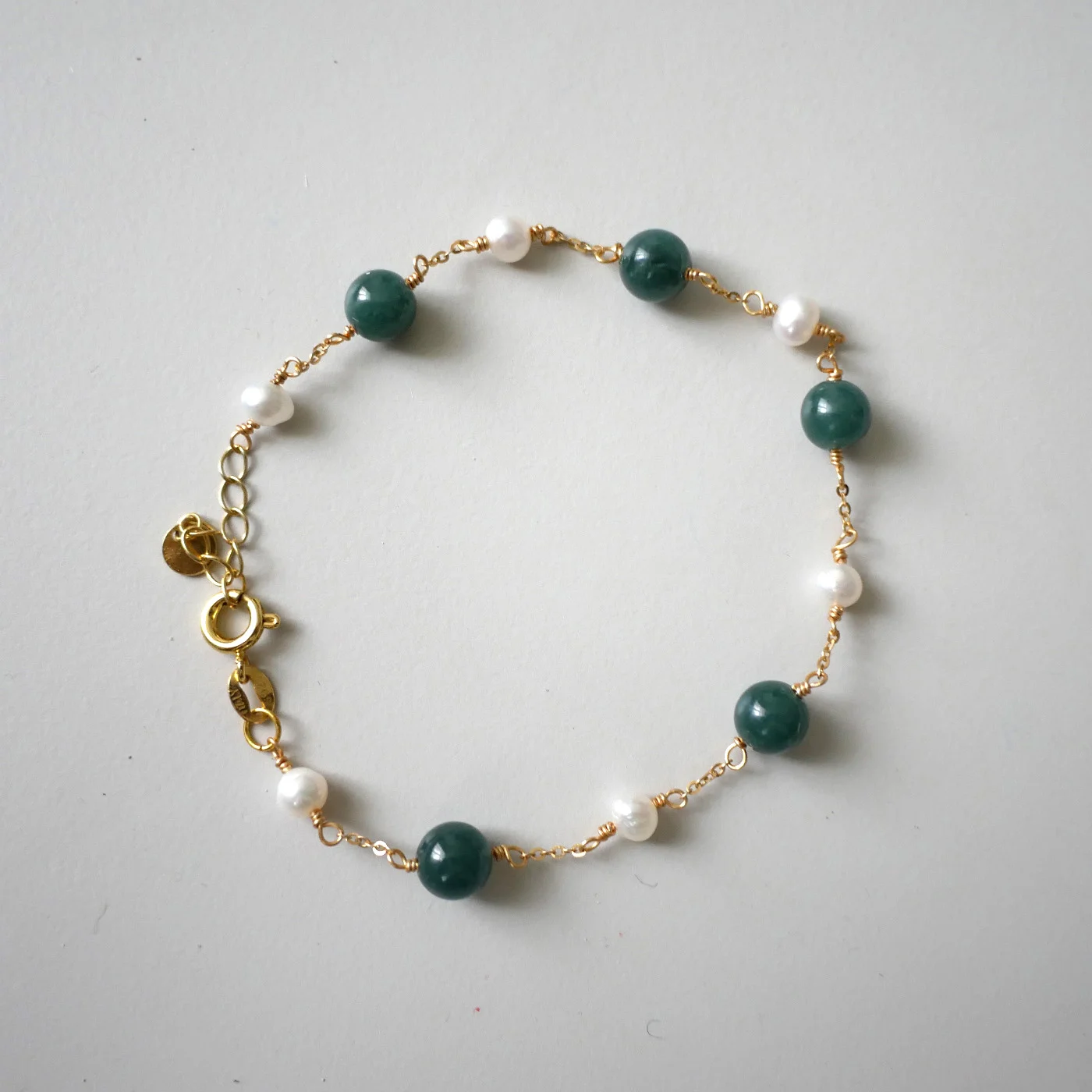 Skog hvisker Armring — Blå vann jade, ferskvannsperle, S925 gullbelagt — håndlagde perlearmbånd med ferskvannsperler fra Ollie Pearls Bergen, Norge
