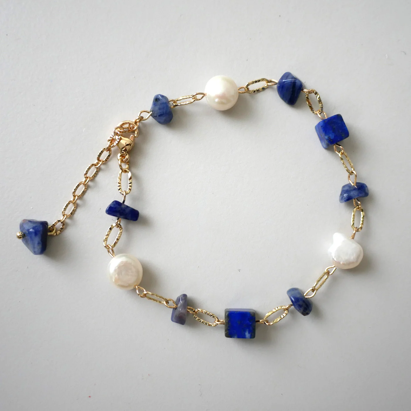 Oceanic Blue Harmony (Lapis Lazuli, freshwater pearl, 18K gold filled) — handmade freshwater pearl bracelet by Ollie Pearls Bergen, Norway