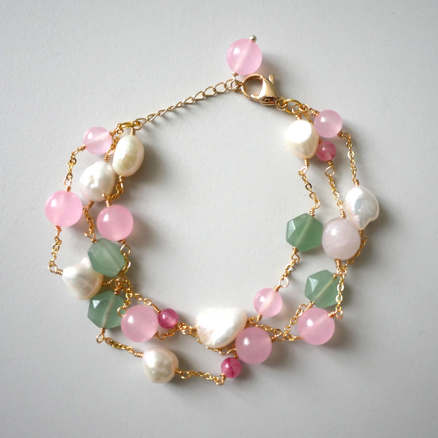 Blomsterdråpe Armring — Turmalin, ferskvannsperle, 18K gullfylt — håndlagde perlearmbånd med ferskvannsperler fra Ollie Pearls Bergen, Norge