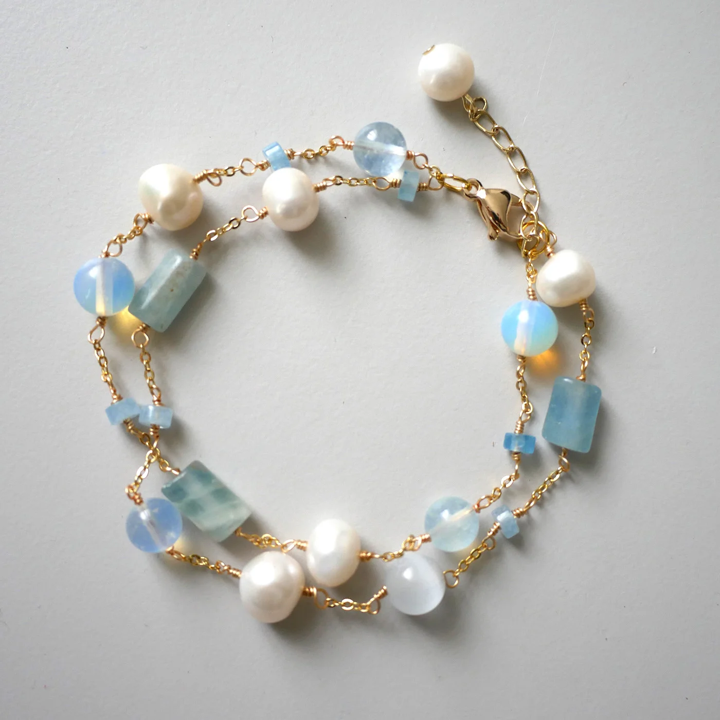 Rolig Tide Armring — Akvamarine, Opal, ferskvannsperle, 18K gullfylt — håndlagde perlearmbånd med ferskvannsperler fra Ollie Pearls Bergen, Norge