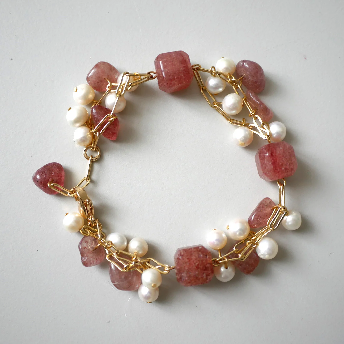 Blomsterlys Armring — Jordbærkvarts, ferskvannsperle, 18K gullfylt — håndlagde perlearmbånd med ferskvannsperler fra Ollie Pearls Bergen, Norge