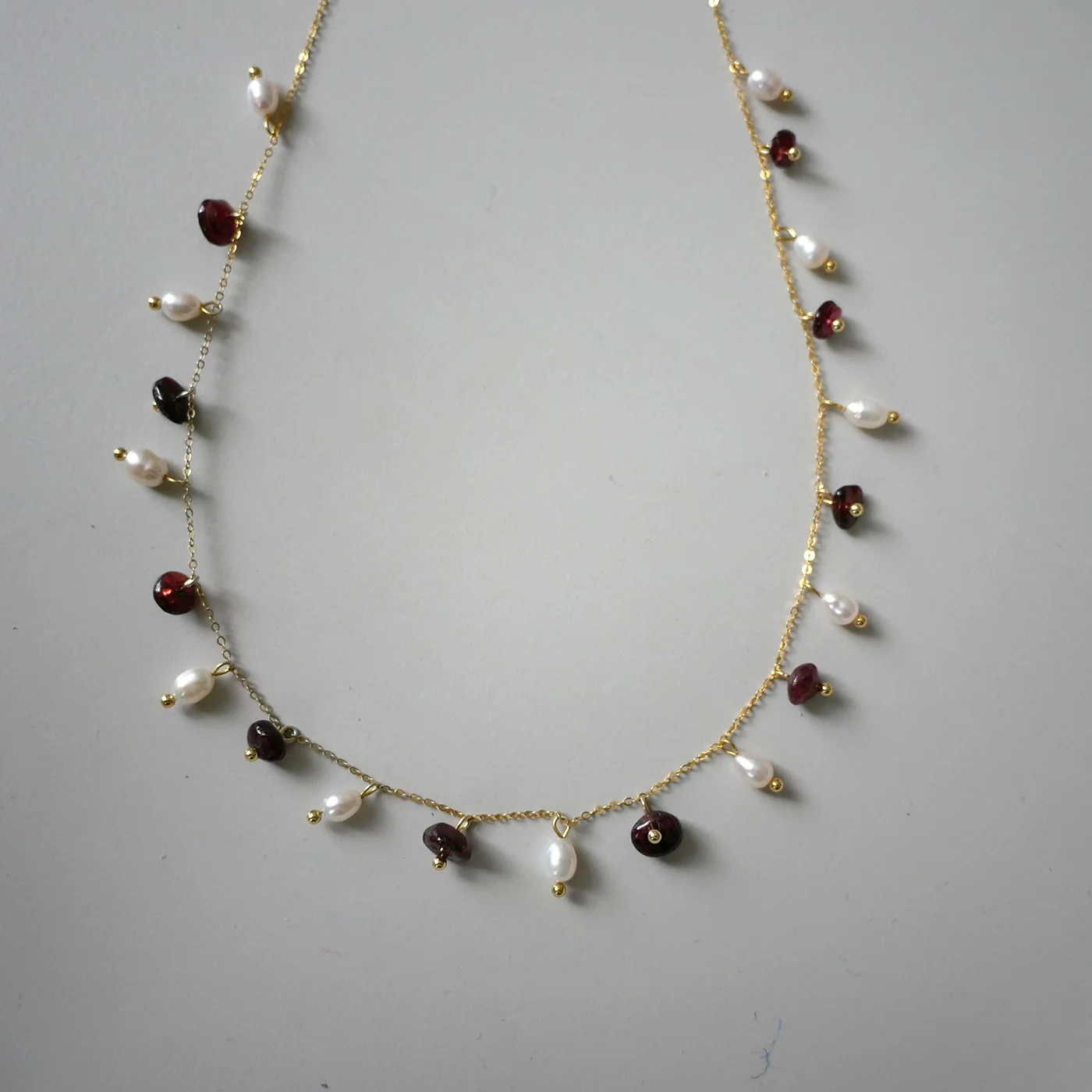 Tåke Bær Dans — Granat, ferskvannsperle, 18K gullbelagt S925 — håndlagde perlekjede med ferskvannsperler fra Ollie Pearls Bergen, Norge