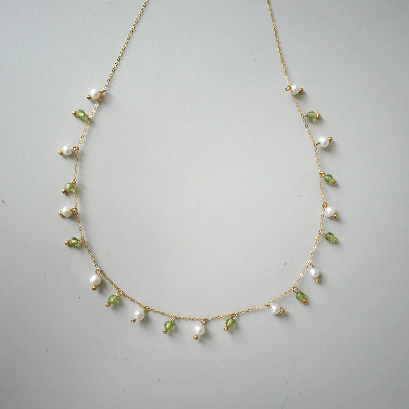 Smaragd Daggry Kaskade — Peridot, ferskvannsperle, 18K gullbelagt S925 — håndlagde perlekjede med ferskvannsperler fra Ollie Pearls Bergen, Norge