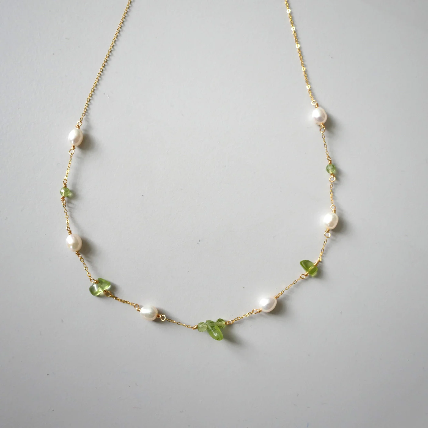 Grønn Perle Dans — Peridot, ferskvannsperle, 18K gullbelagt S925 — håndlagde perlekjede med ferskvannsperler fra Ollie Pearls Bergen, Norge